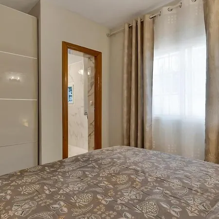 200m From The Beach, Jacuzzi, Swimming Pool, Bbq *